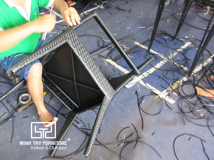 Chi tiết công việc đan thủ công ghế café mây nhựa tại xưởng sản xuất Nội thất Minh Thy